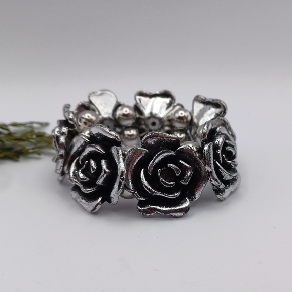 ✨️Rose Bracelet - Silver Toned Plastic - Picture 4 of 4